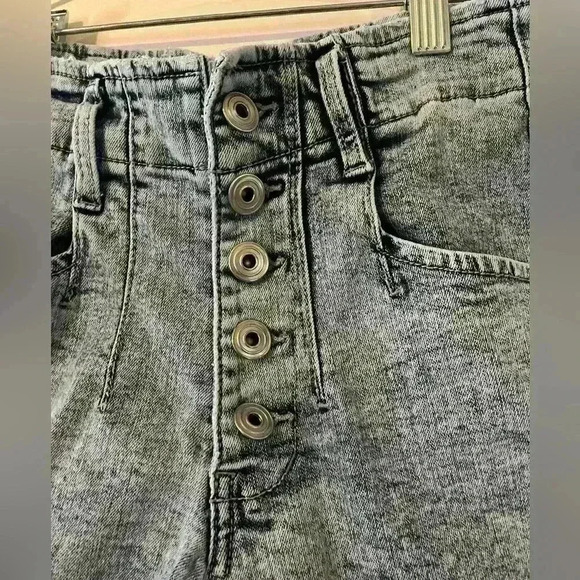 Celebrity Pink SZ 1 XS Acid Washed Jean Shorts - Picture 2 of 10